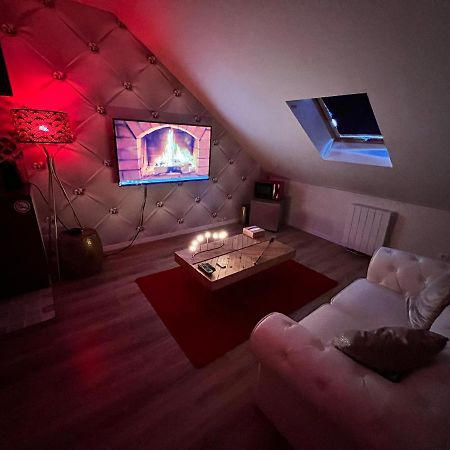 Redroom Loveroom Chambre Spa Privative Insolite Theme 50 Nuances De Grey Douchy-les-Mines Exterior photo