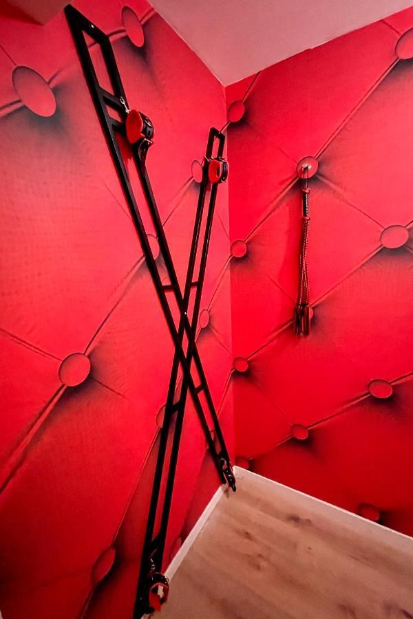 Redroom Loveroom Chambre Spa Privative Insolite Theme 50 Nuances De Grey Douchy-les-Mines Exterior photo
