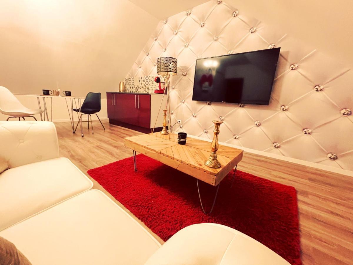 Redroom Loveroom Chambre Spa Privative Insolite Theme 50 Nuances De Grey Douchy-les-Mines Exterior photo