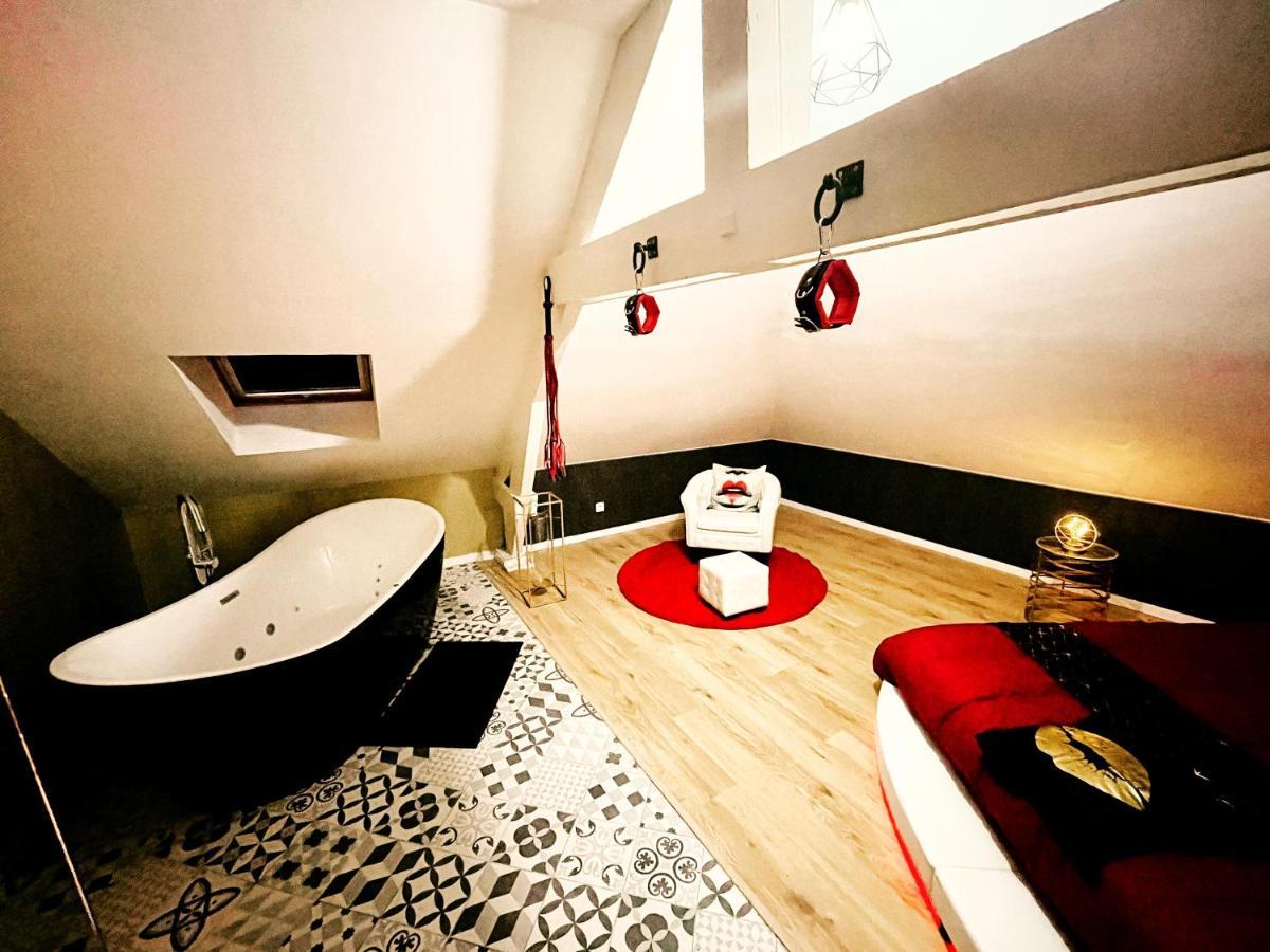 Redroom Loveroom Chambre Spa Privative Insolite Theme 50 Nuances De Grey Douchy-les-Mines Exterior photo