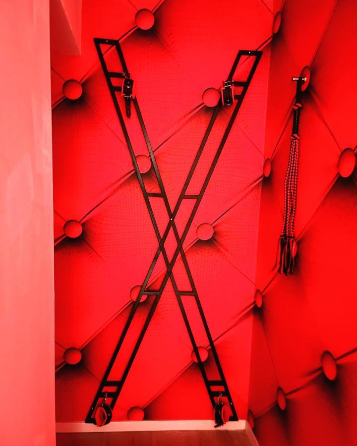 Redroom Loveroom Chambre Spa Privative Insolite Theme 50 Nuances De Grey Douchy-les-Mines Exterior photo