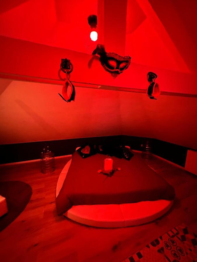 Redroom Loveroom Chambre Spa Privative Insolite Theme 50 Nuances De Grey Douchy-les-Mines Exterior photo