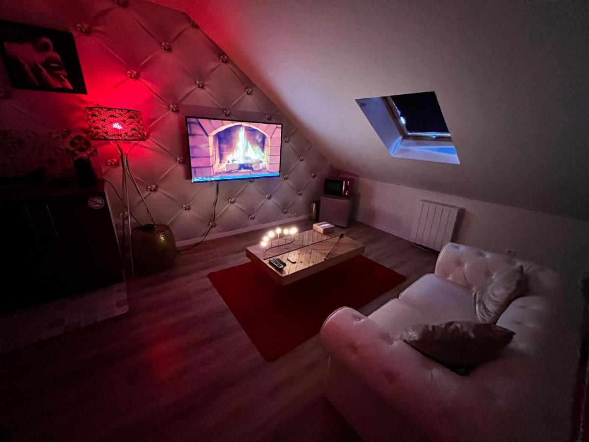 Redroom Loveroom Chambre Spa Privative Insolite Theme 50 Nuances De Grey Douchy-les-Mines Exterior photo